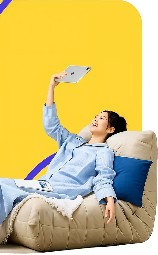 Cliente Bestmile relaxando em casa, acompanhando a entrega pelo celular