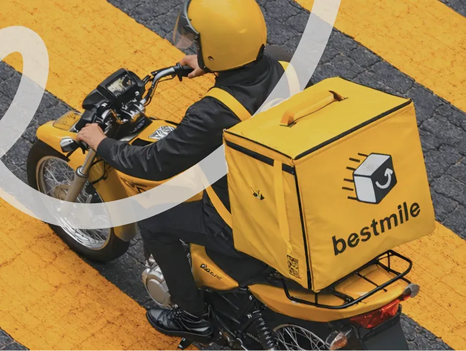 Motoboy Bestmile fazendo uma entrega